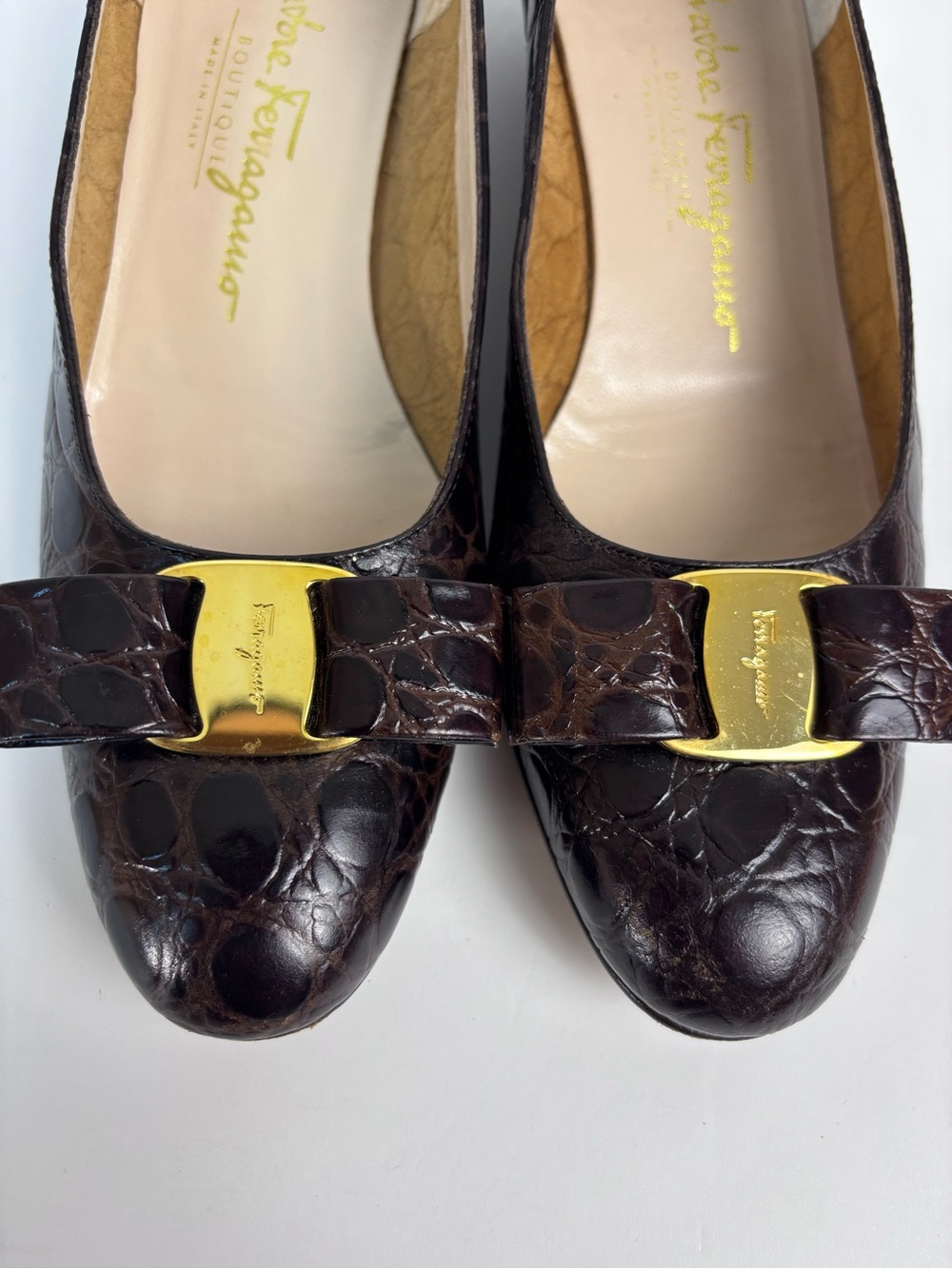 Vintage Salvatore Ferragamo Croc-Embossed Leather Vara Bow Pumps Brown Sz 7B - Picture 6 of 15
